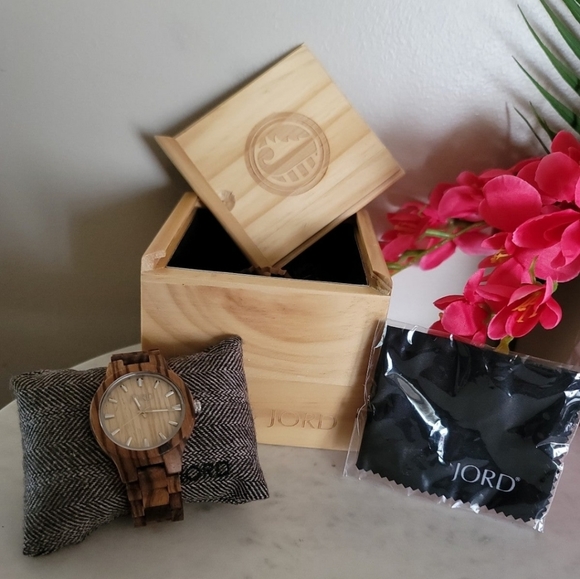 NWOT Jord wooden unisex watch in wooden box. Watch made of real wood. - Picture 10 of 12